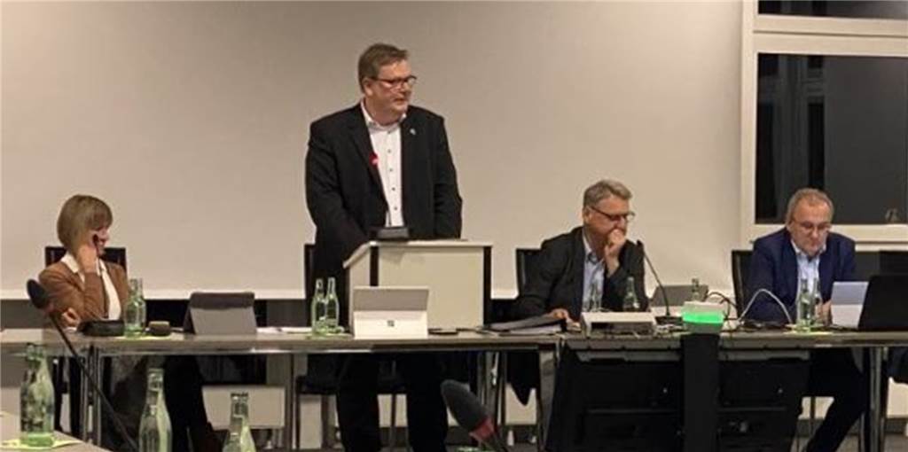 Gemeinde erwartet Rekordminus von 4,1 Millionen Euro für Haushaltsjahr 2023 Aschebergs Bürgermeister hält eine Rede