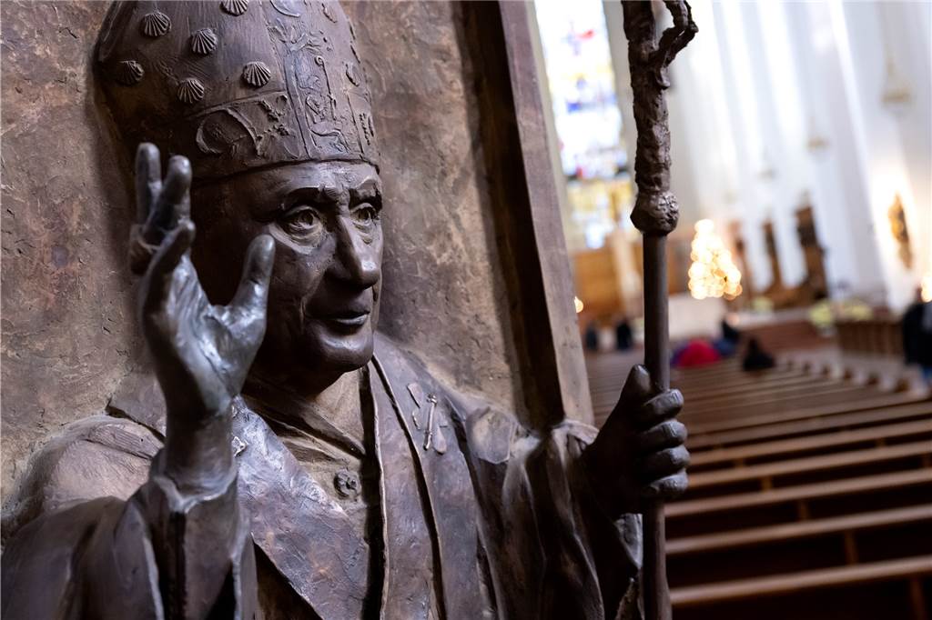 Ein Relief in der Münchener Frauenkirche zeigt Papst Benedikt XVI. 