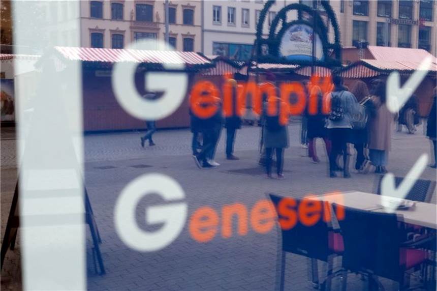 Ein Restaurant in Leipzig weist Gäste auf die 2G-Regel hin.