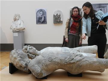 Ein restaurierter und ein unrestaurierter Schildträger des Künstlers Tullio Lombardo sind in der Ausstellung «Das verschwundene Museum» im Bode-Museum zu sehen. Foto: Jörg Carstensen