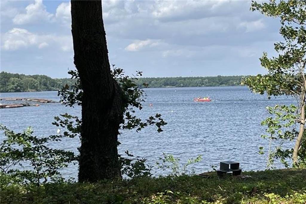 Segelboot mit neun Personen gekentert: Feuerwehr und DLRG im Einsatz Ein Rettungsboot fährt zur Saugleitung von Gelsenwasser.