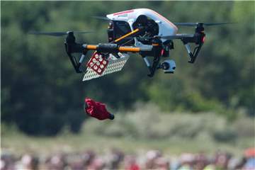 Ein Rettungscopter der DRK-Wasserwacht wirft am Strand von Usedom eine Schwimmhilfe ab. Foto: Stefan Sauer