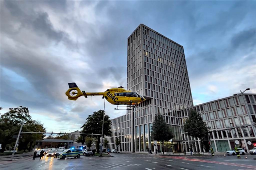 Pilot zu Helikopter-Landung auf dem Wall: „Eigentlich eine Frechheit“ Ein Rettungshubschrauber ist am Montag (19.9.) mitten auf dem Wall gelandet. Die Kreuzung wird öfters für solche Landungen benutzt.
