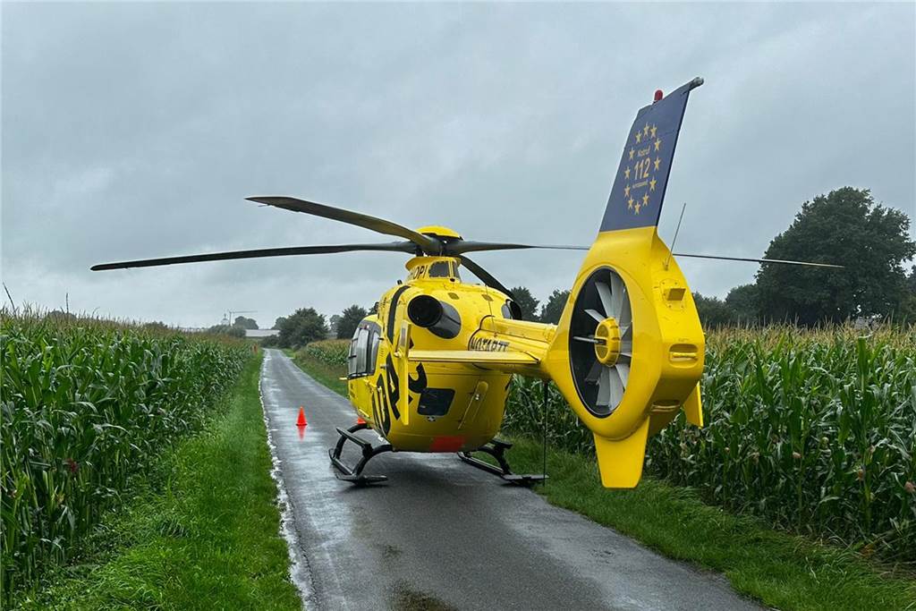 Unfall mit zwei Schwerverletzten: Fahndung nach weißem Kleinbus Ein Rettungshubschrauber ist an der B 58 im Einsatz.
