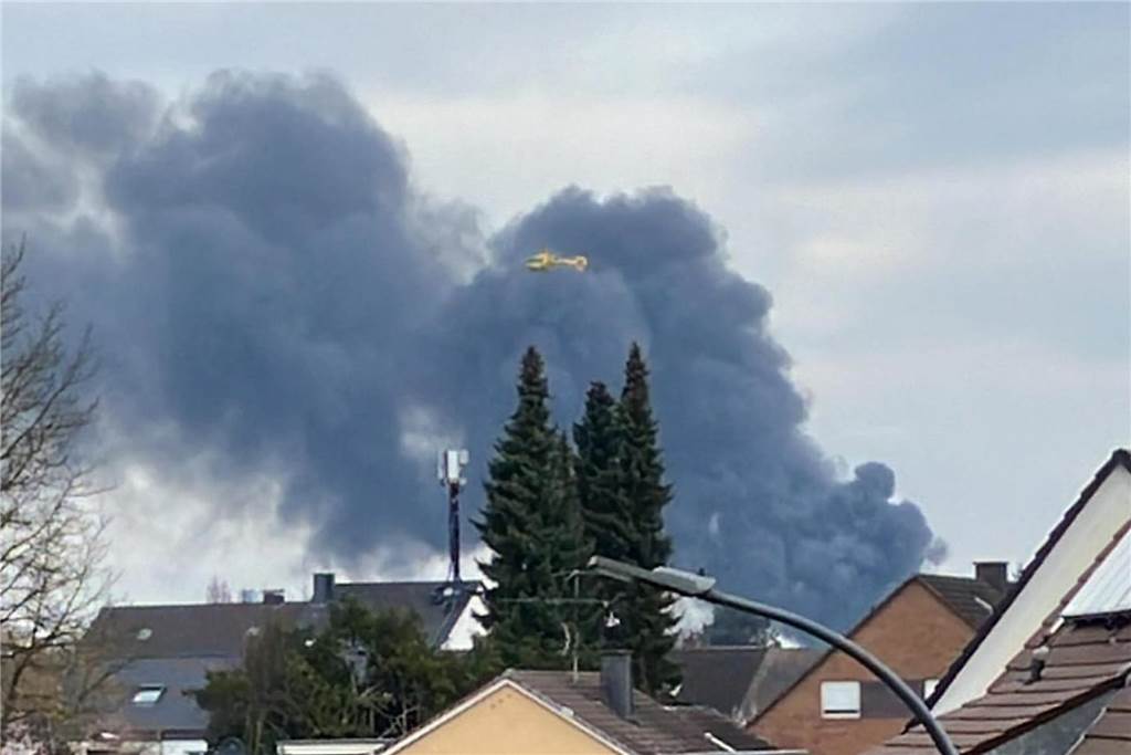 Großer Brand in Dortmund: Feuerwehr mit vielen Kräften im Einsatz Ein Rettungshubschrauber ist im Einsatz.