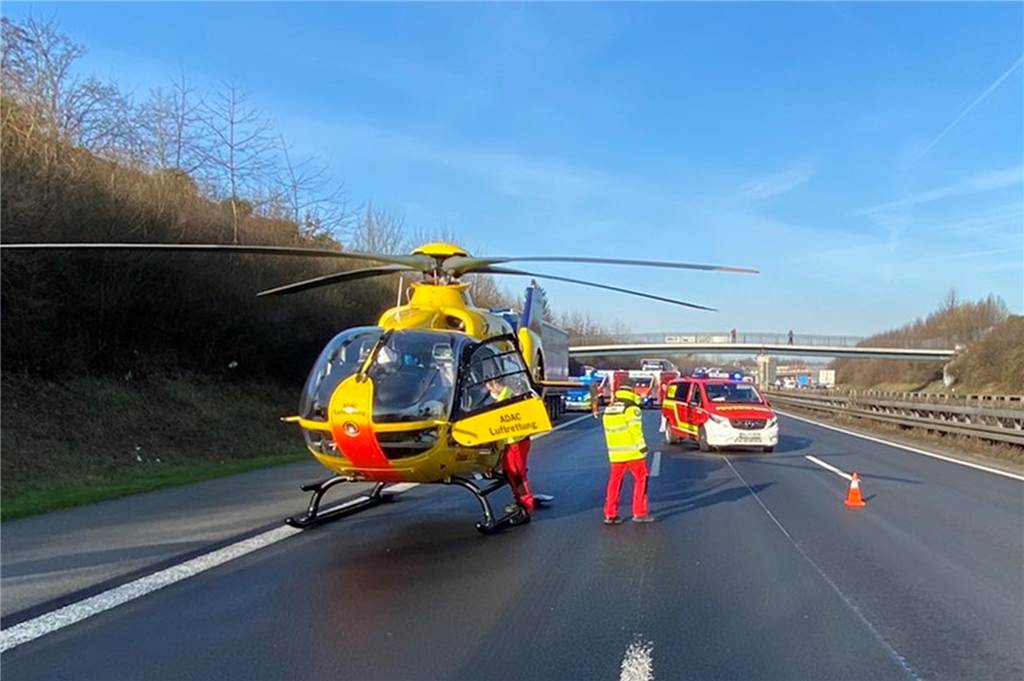 A2 bei Dortmund war nach Unfall lange gesperrt: Auto eingeklemmt Ein Rettungshubschrauber landete auf der A2, weil zunächst unklar war, wie schwer die Unfallbeteiligten verletzt sind.