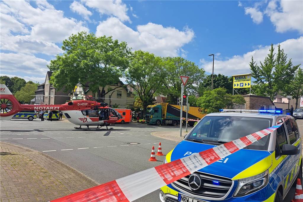 Nach tödlichem Radfahrer-Unfall: Fahrrad-Gruppen stellen „Ghostbike“ auf Ein Rettungshubschrauber landete nach dem schweren Unfall in Brackel und musste einen Fahrradfahrer notversorgen. Später allerdings starb der Mann.