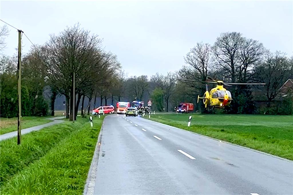 88-jähriger Stadtlohner stirbt bei Unfall: Autofahrer prallt in Kurve in den Graben Rettungshubschrauber landet auf der K33 vor Büren