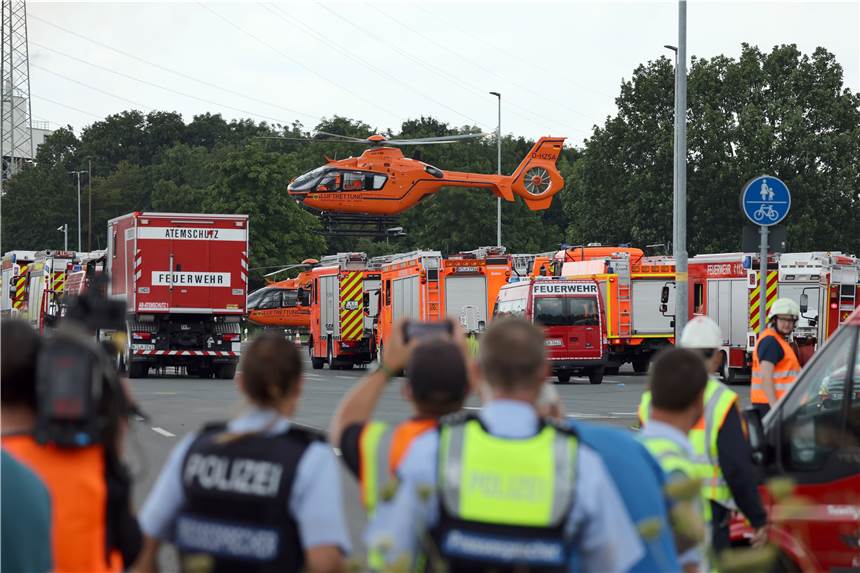 Im Video: Explosion in Leverkusener Tanklager - Extreme Gefahrenlage für Anwohner Ein Rettungshubschrauber startet nahe des Chempark. Bei einer Explosion im Chempark Leverkusen sind am Morgen nach Angaben der Kölner Polizei mehrere Menschen verletzt worden. Ein Mitarbeiter wurde tot geborgen.