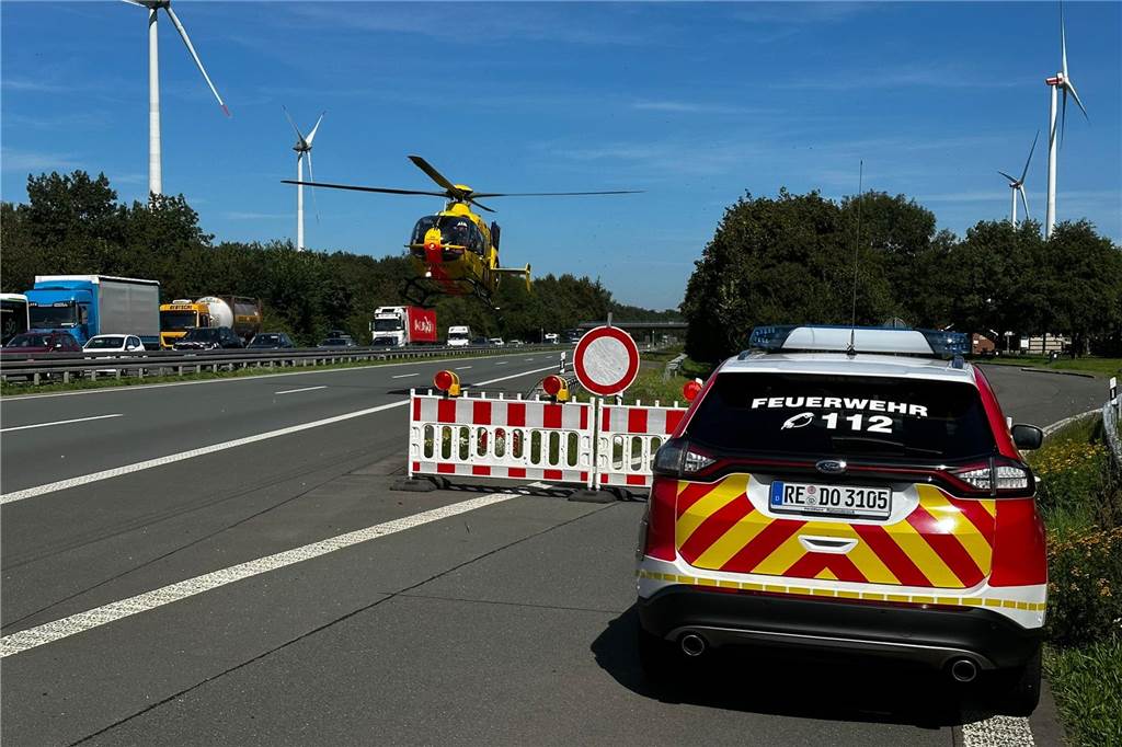 A 31 war nach Lkw-Unfall stundenlang gesperrt Rettungshubschrauber auf der A 31