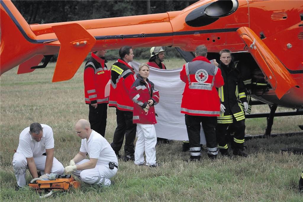 Tod einer jungen Frau vor 16 Jahren – Mord an der Obersten Vöhde Ein Rettungshubschrauber versorgt die Mutter der Toten.