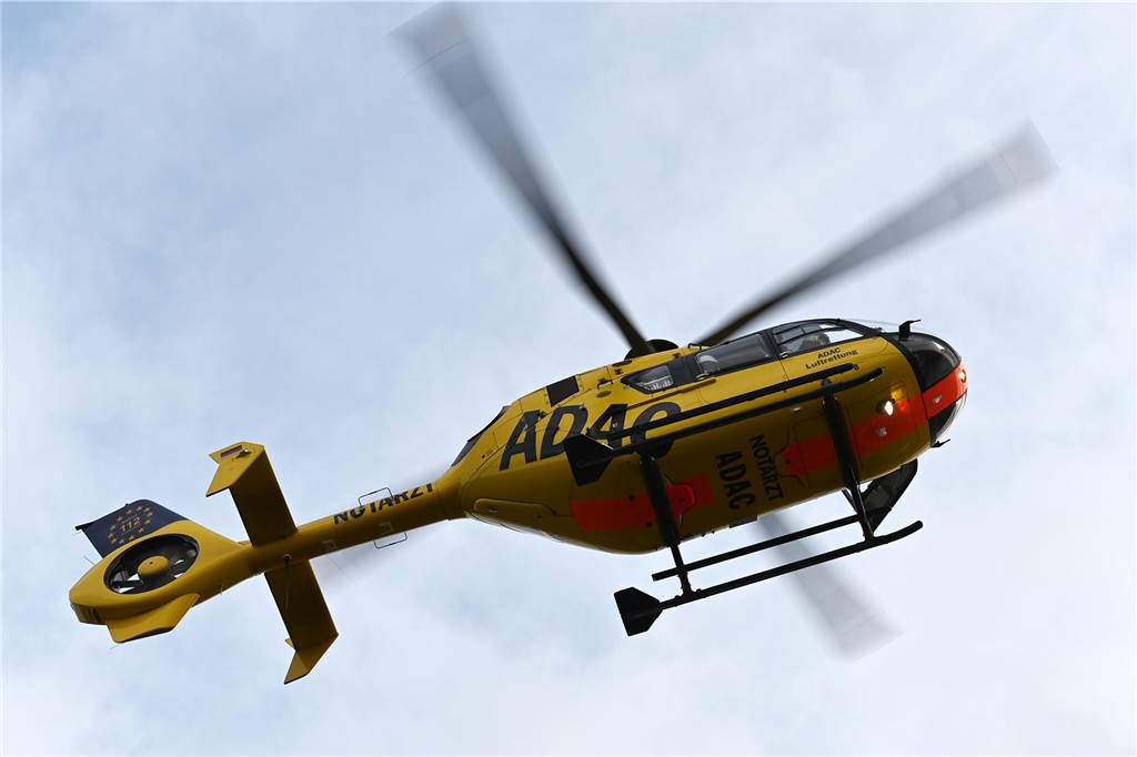 Schwerer Unfall in Wulfen: Mädchen auf Schulweg von LKW erfasst Ein Rettungshubschrauber fliegt über der Einsatzstelle.