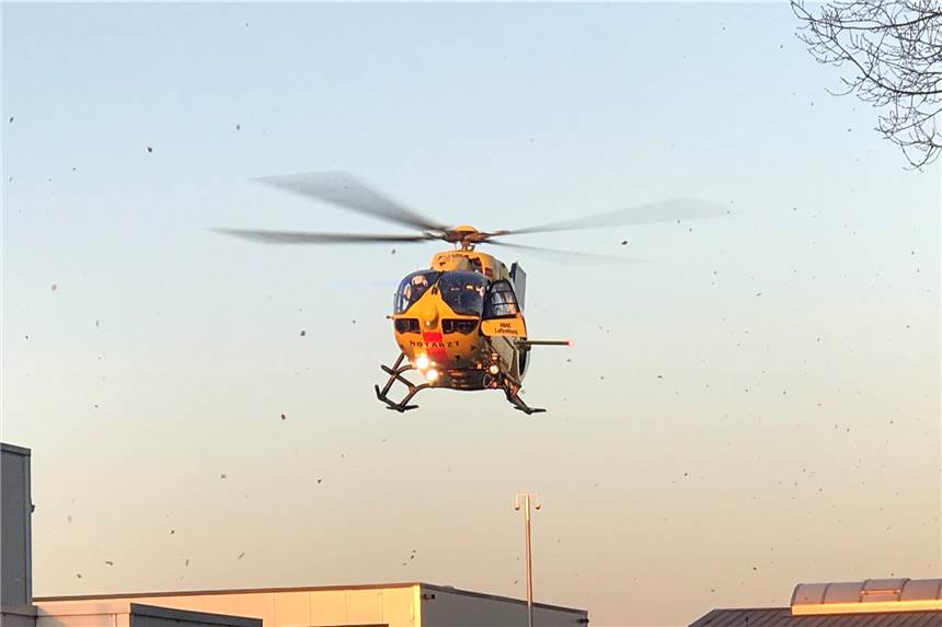 B54: Zwei Männer bei Zusammenstoß mit Lkw tödlich verunglückt Ein Rettungshubschrauber wurde angefordert, kam aber nicht mehr zum Einsatz bei dem schweren Verkehrsunfall auf der B 54 (Symbolfoto).