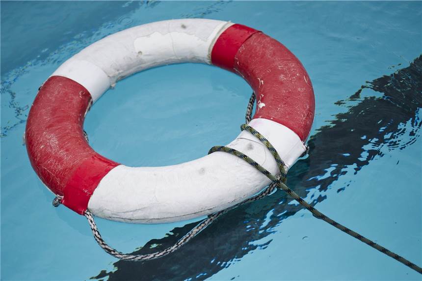 Siebenjähriger nach Badeunfall in Lebensgefahr Ein Rettungsring liegt in einem Freibad im Wasser. (Archiv)