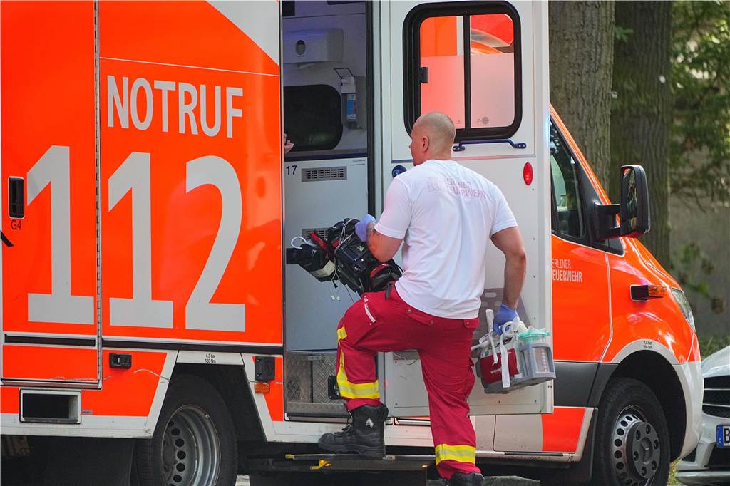 Sanitäter steigt in Rettungswagen