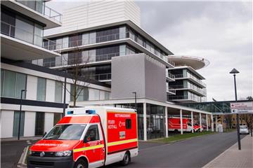 Ein Rettungswagen fährt an der Zentralen Notaufnahme der Uniklinik Düsseldorf vorbei. Foto: Marius Becker/Archiv