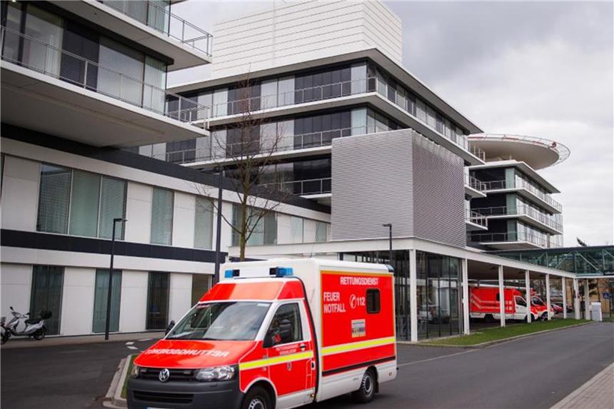 Ein Rettungswagen fährt an der Zentralen Notaufnahme der Uniklinik Düsseldorf vorbei. Foto: Marius Becker/Archiv