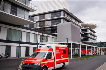 Ein Rettungswagen fährt an der Zentralen Notaufnahme der Uniklinik Düsseldorf vorbei. Foto: Marius Becker/Archiv