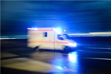 Ein Rettungswagen fährt auf der Straße mit Blaulicht entlang. Foto: Lukas Schulze/Archiv