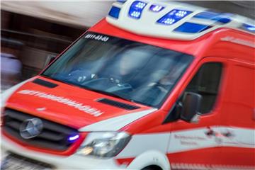 Ein Rettungswagen fährt mit Blaulicht zu einem Einsatz. Foto: Jens Büttner/Archiv