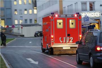 Ein Rettungswagen vor dem Knappschaftskrankenhaus Dortmund.