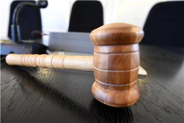 Ein Richterhammer aus Holz liegt auf einem Tisch. Foto: Uli Deck/Archiv