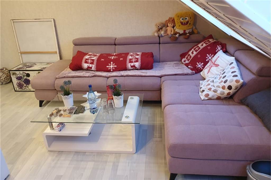 Ein richtiges kleines Apartment haben die Ukraine-Flüchtlinge in Frohlinde bei der Familie von Nina: Couch, Kochecke und Schlafzimmer.