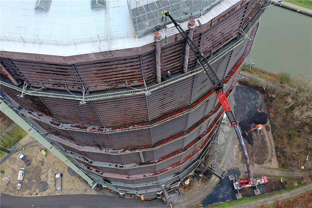 Dortmunder retten eines der beliebtesten Bauwerke des Ruhrgebiets vor Verfall Ein Riesenkran und Industriekletterer kamen bei der Sanierung zum Einsatz. Die rostigen Stellen an der Außenhaut zeigen, wie groß die Schäden am Gasometer waren.