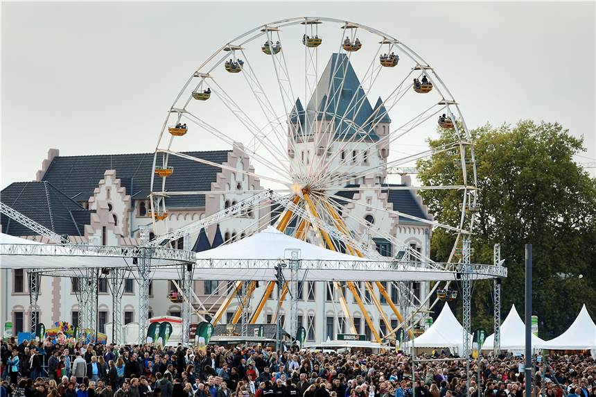 Ein Riesenrad vor der Hörder Burg am Phoenix-See könnte nach der Überzeugung von CDU-Ratsherr Sascha Mader Schaustellern nach der Corona-Krise helfen.