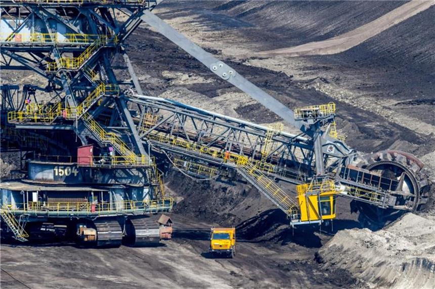 Mehr als 1000 Demonstranten fordern raschen Kohleausstieg Ein riesiger Schaufelradbagger arbeitet im Braunkohletagebau Jänschwalde. Foto: Patrick Pleul