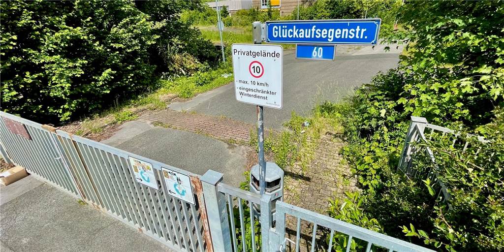 Aus einer alten Schule wird ein riesiges Wohngebiet – Zeitplan liegt vor Ein riesiges Areal wartet hinter diesem Zaun in Hacheney auf die Überplanung. Die Stadt Dortmund ist optimistisch, dort neuen Wohnraum schaffen zu können.