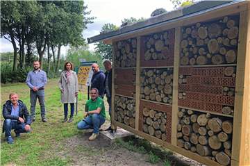 Ein riesiges Insektenhotel hat am Regenrückhaltebecken an der Straße "Im Bruch" eröffnet - Wildbienen sind hier willkommen.