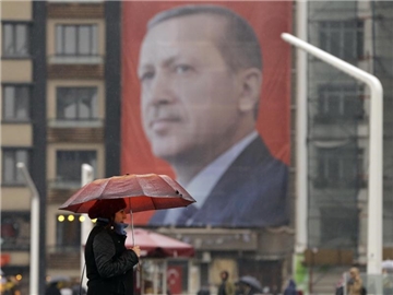 Ein riesiges Poster des türkischen Präsidenten Erdogan auf dem Taksim-Platz in Istanbul. Foto: Lefteris Pitarakis