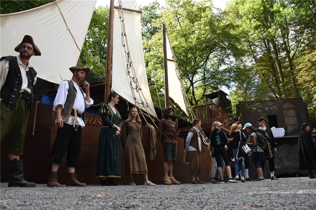 Schauspiel-Premiere: Das erlebt eine Redakteurin beim Selbstversuch in der Freilichtbühne Ein riesiges Schiff ist als Requisite auf der Bühne zu sehen.