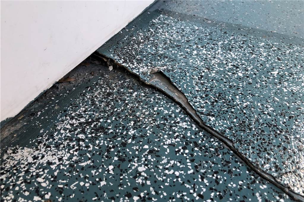 „Hier stimmt irgendwas nicht“: LEG-Mieter um ihre Sicherheit besorgt Ein Riss, der sich quer durch einen der Laubengänge zieht, wurde mit einer neuen Bodenplatte überklebt. Auch diese neue Platte reißt bereits wieder ein.