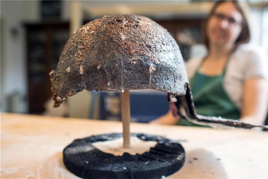 Relikte der Römer: Münzen, Helme, tote Pferde Ein Römerhelm, der bei den Ausgrabungen gefunden wurde. Foto: Federico Gambarini