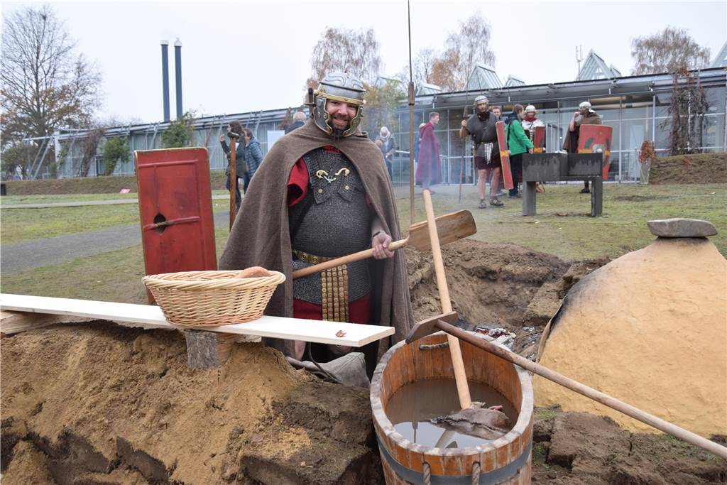 Das LWL-Römermuseum feiert Geburtstag mit Hunderten Besuchern Ein römischer Legionär backt vor dem Museum Dinkelbrote mit Koriander und Anis.