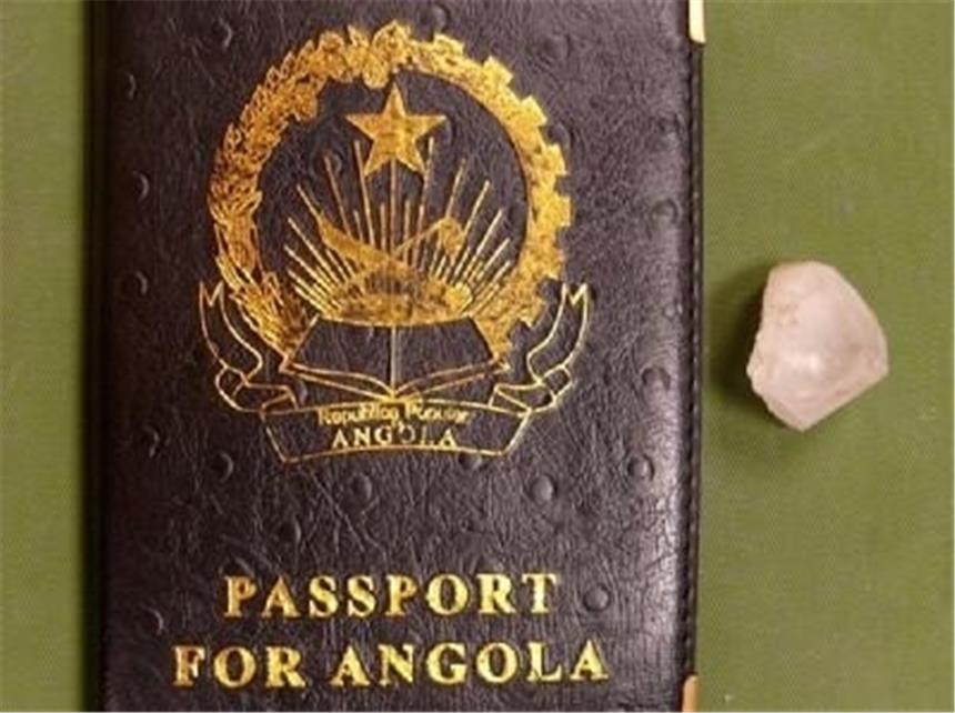 Zoll stellt Riesen-Diamanten sicher Ein Rohdiamant im Hauptzollamt am Frankfurter Flughafen neben dem Pass des Angolaners, bei dem der Stein sichergestellt worden war.
