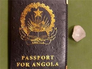 Ein Rohdiamant im Hauptzollamt am Frankfurter Flughafen neben dem Pass des Angolaners, bei dem der Stein sichergestellt worden war.