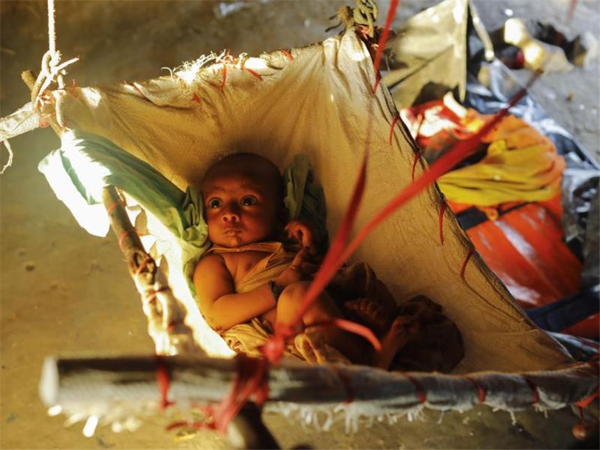 Ein Rohingya-Baby auf einem provisorischen Bett. Tausende Angehörige der muslimischen Volksgruppe der Rohingya sind nach Bangladesch geflohen. Foto: Km Asad/ZUMA Wire