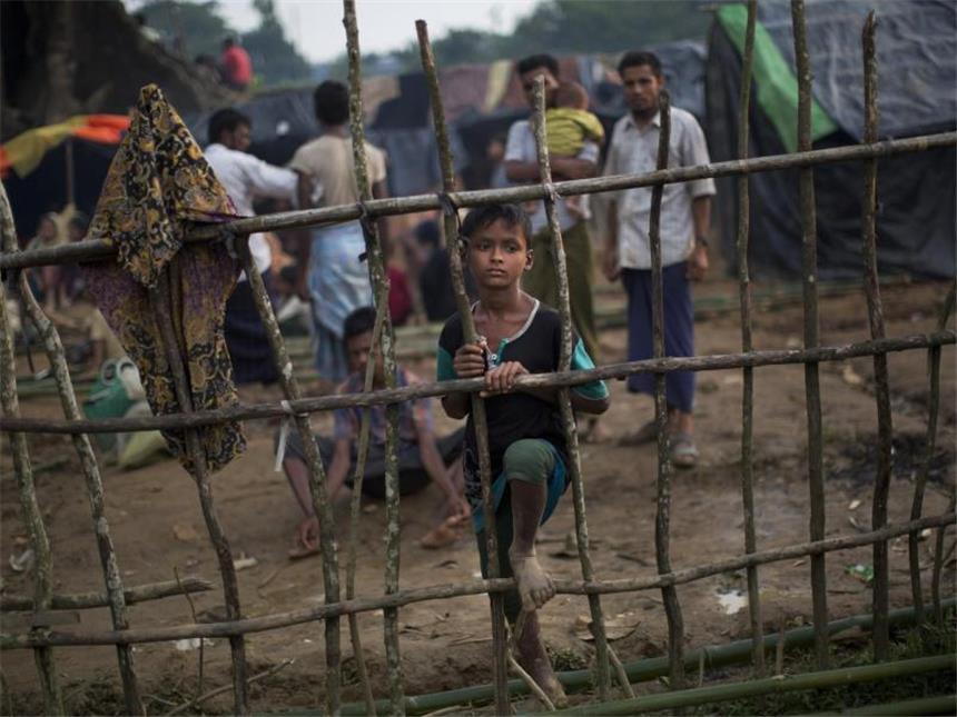 UN sehen ethnische Säuberung in Myanmar Ein Rohingya-Kind steht im bangladeschischen Ukhia an einem Holzzaun im Flüchtlingslager Kutupalong, nachdem es kurz zuvor die Grenze von Myanmar nach Bangladesch überquert hat. Foto: Bernat Armangue