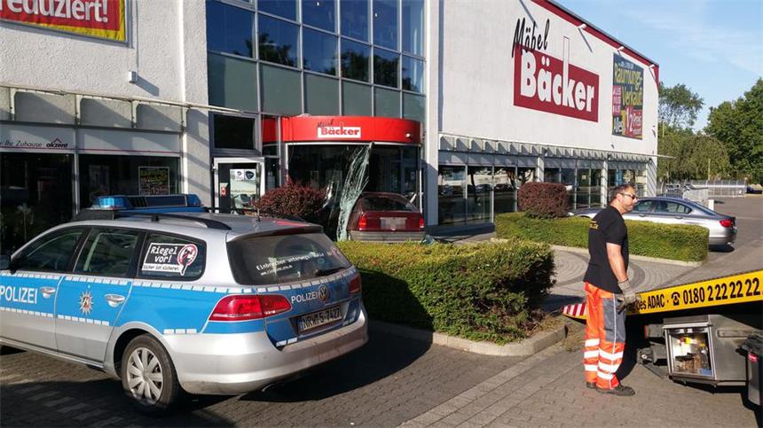 Betrunken ins Möbelhaus gerast - Lüner vor Gericht Ein roter Opel Kadett ist am Mittwochmorgen in den gläsernen Eingang vom Möbelhaus Bäcker gefahren.
