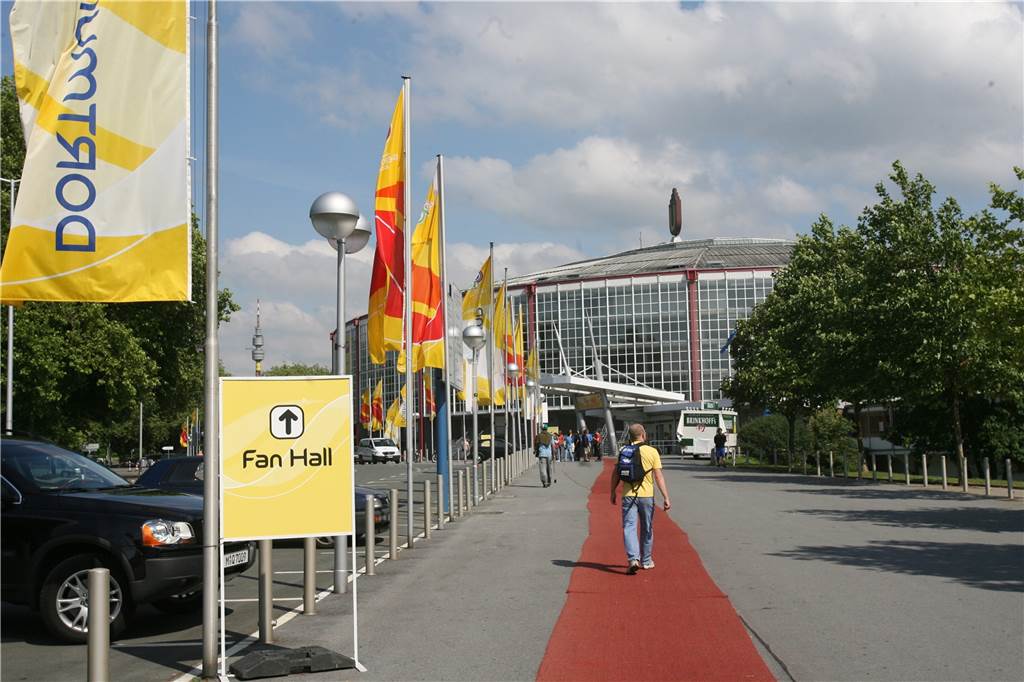 Zuschlag für EM 2024 weckt in Dortmund Erinnerungen an Sommermärchen 2006 Ein roter Teppich führte die WM-Gäste quer durch die Stadt zum Stadion und zur Westfalenhalle.