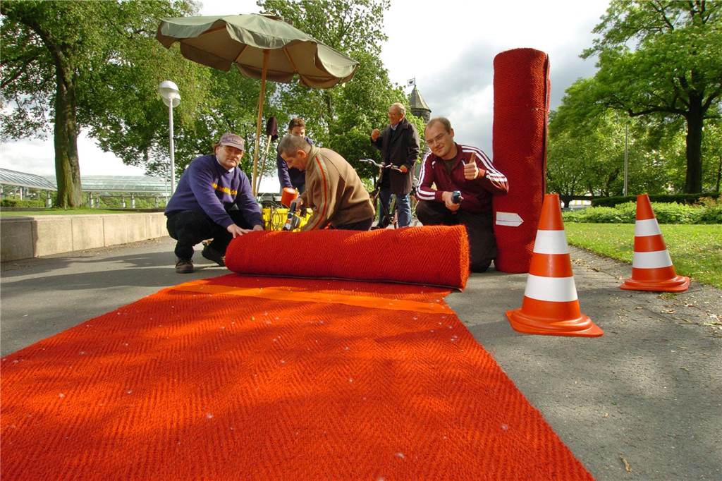 „Grüner Teppich“ führt EM-Gäste zum Stadion: Stadt rollt Rollrasen aus Ein roter Teppich wurde 2006 für die Fußball-Fans aus aller Welt in Dortmund ausgerollt.
