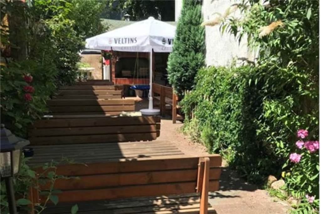 Traditionsreiche Gaststätte in der Nähe des Phoenix-Sees steht zum Verkauf Ein ruhiger Ort zum Verweilen und doch völlig zentral: der kleine Biergarten des Hauses Wüstefeld.