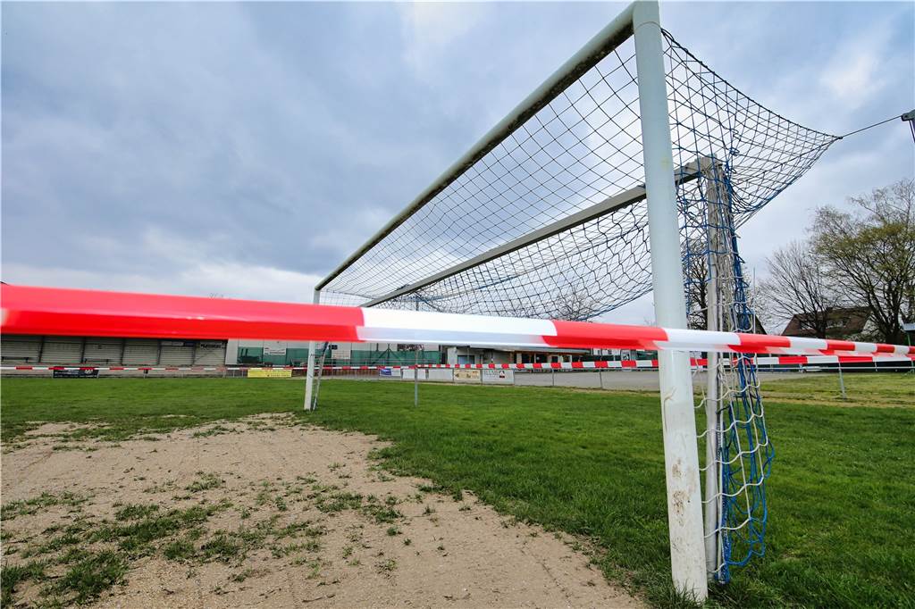 Rathaus nennt Termin für Baustart der Habinghorster Bezirkssportanlage Ein Rumpel-Rasen ist der Platz beim VfB Habinghorst in der Kampfbahn Habichthorst.