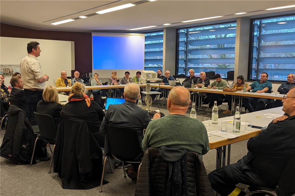 Ein runder Tisch und einige weitere Teilnehmer auf den "Besucher-Plätzen" – so sah das erste Treffen im "DIEZE" an der Erinstraße vom neu belebten "Bündnis für Demokratie" aus.