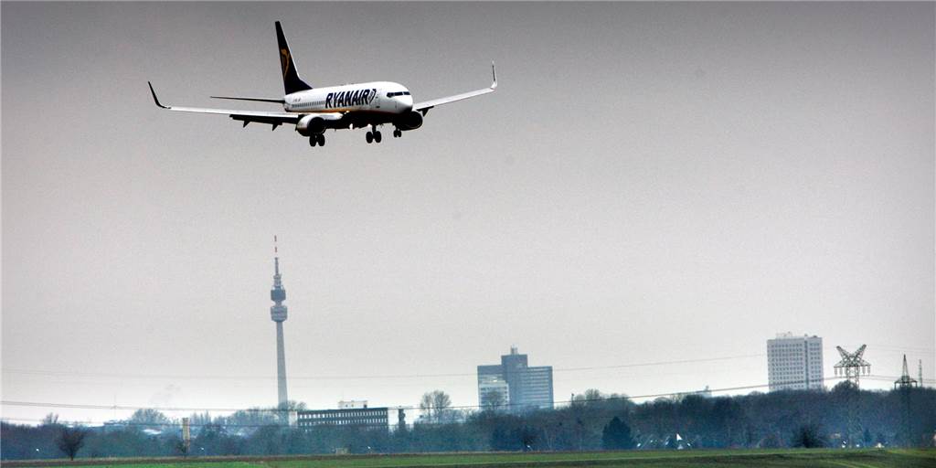 Streik bei Ryanair zum Ferienstart - zwei Reiseziele ab Dortmund betroffen Ein Ryanair-Flugzeug landet am Flughafen Dortmund.