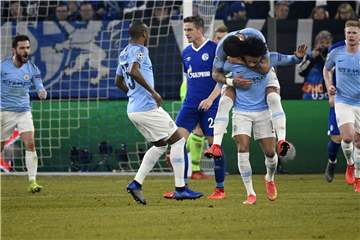 Ein Sané-Tor: Leroy Sané wird nach seinem Traum-Freistoß zum 2:2 gefeiert, er selbst hält sich zurück. Bastian Oczipka ist konsterniert.