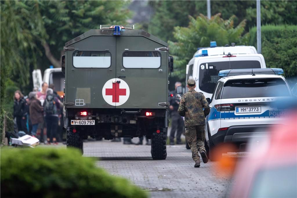 „Dieses Riesenloch“: Erftstadt und die bangen Stunden der Flut Ein Sanitätsfahrzeug der Bundeswehr fährt durch den Ortsteil Blessem.